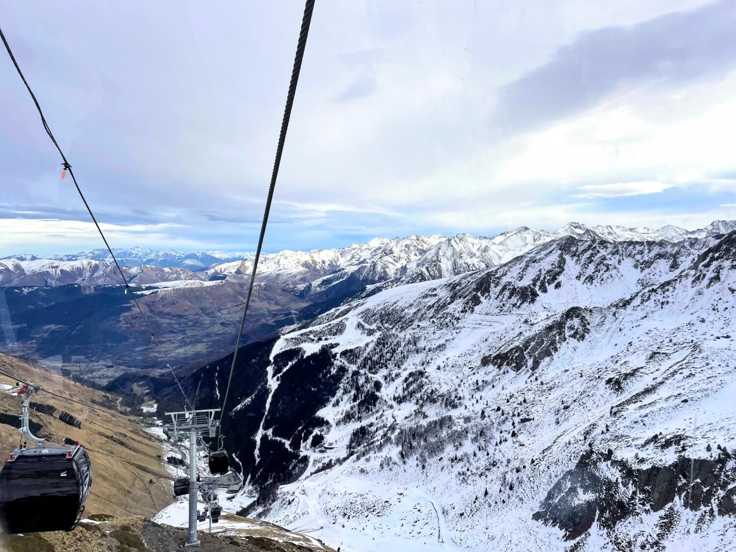 Гледка от кабинковия лифт на курорта Сейнт Лари, Пиренеите