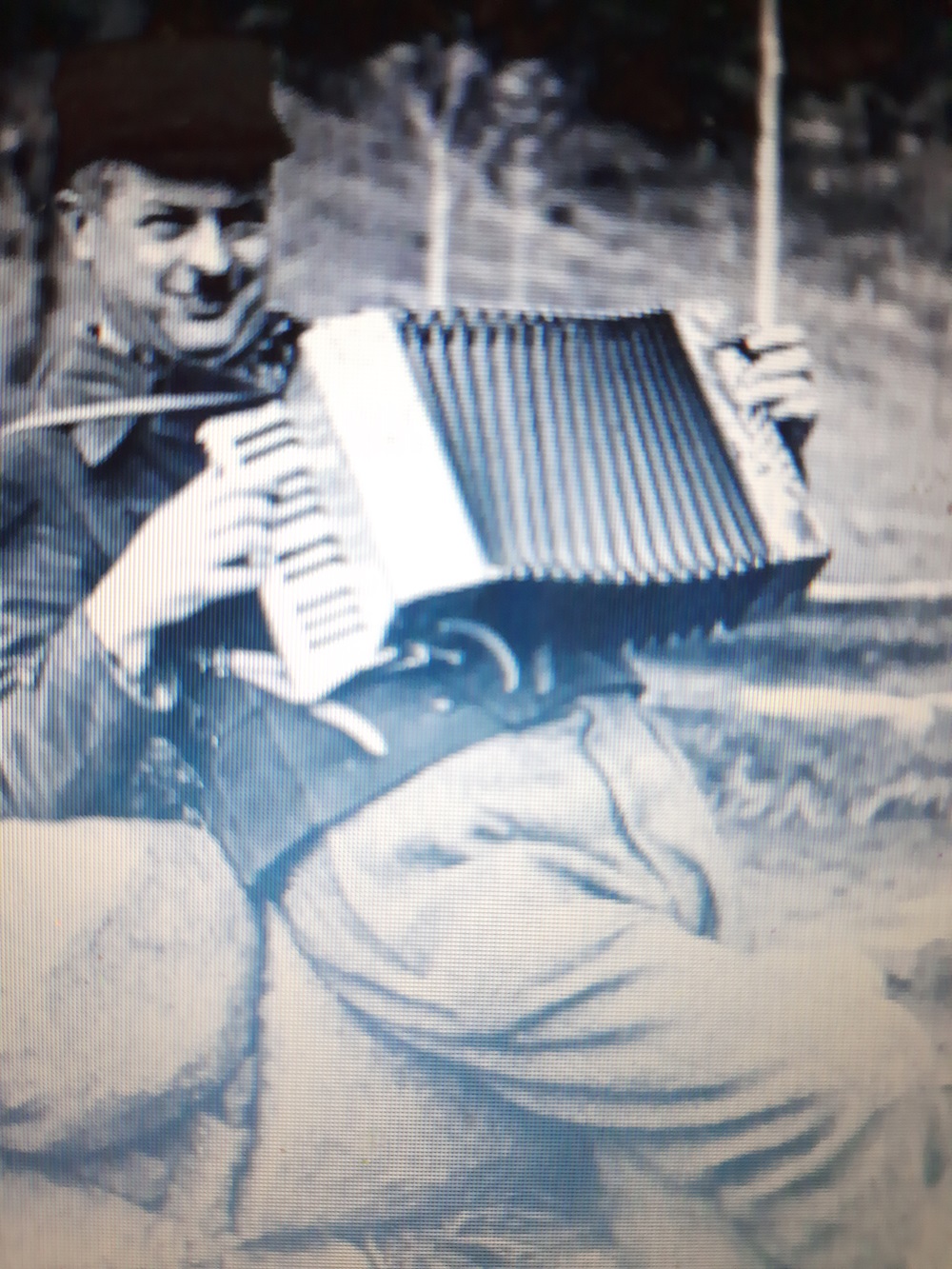 Хелбут Брокс често свири на хармоника или акордеон