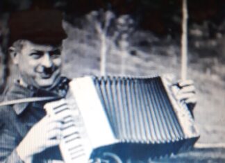 Хелбут Брокс често свири на хармоника или акордеон
