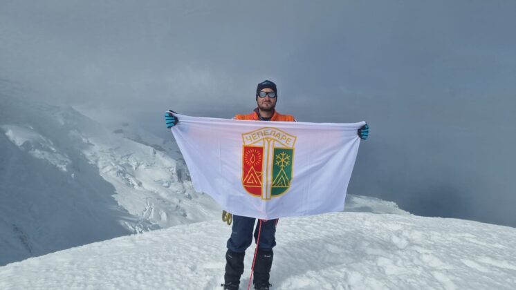 Марчо Паунов с чепеларското знаме на връх Чепеларе, о-в Ливингстън