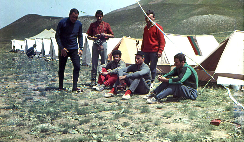 От пик Ленин 1967 г. – прави от ляво надясно: Енчо Петков, Георги Атанасов, Аврам Аврамов. Седнали: Ангел Петров, Евгени Христов и Сандю Бешев