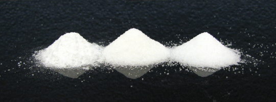 Три купчини кристални материали: сол, захар и натрошено стъкло