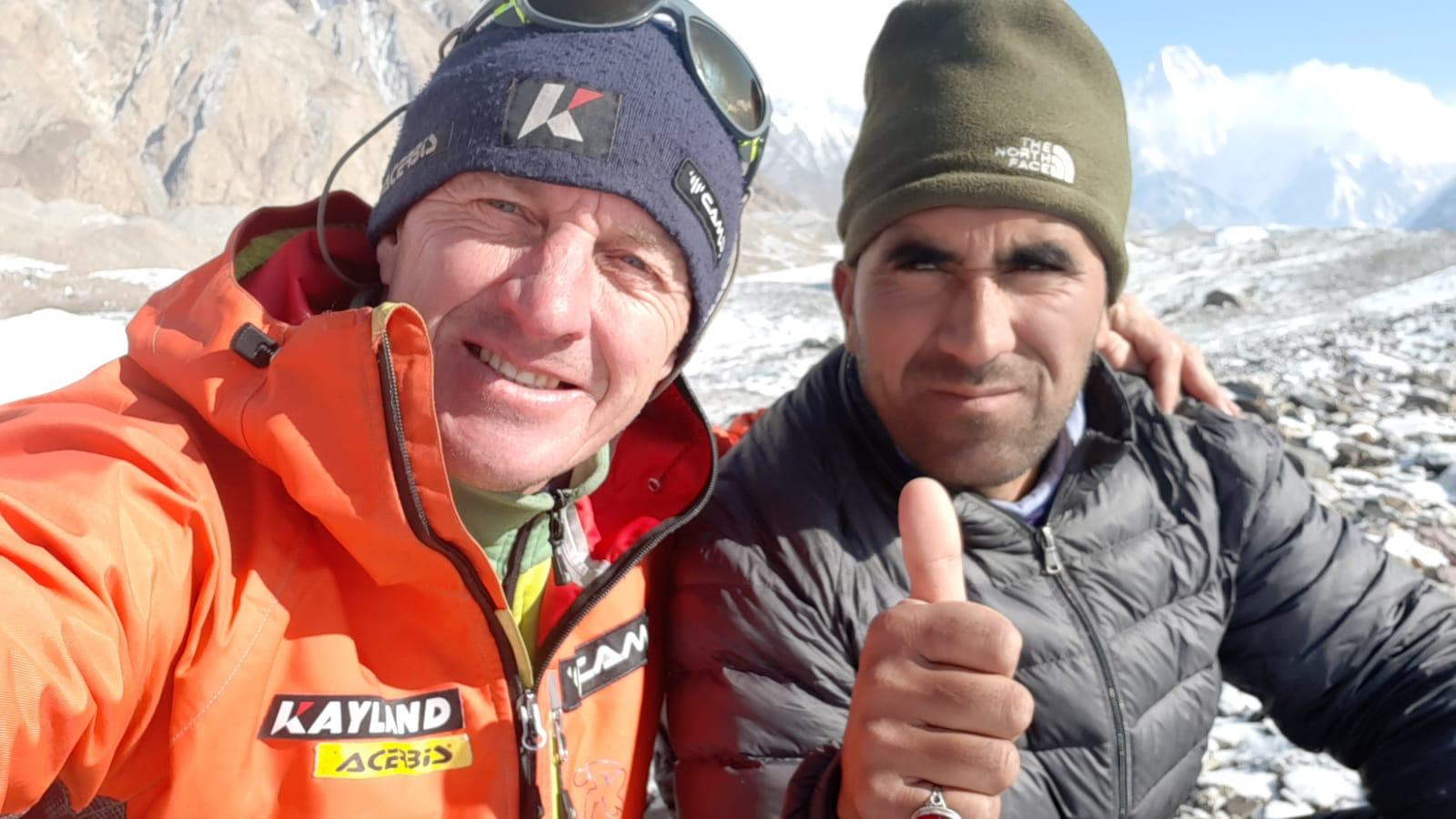 Денис Урубко и пакистанския алпинист Хасан Шигри