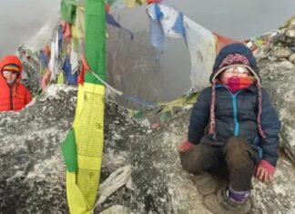 Четиригодишната Зара и нейния седемгодишен брат на базовия лагер към Еверест