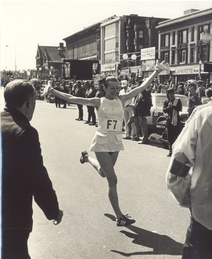 Катрин Суитцер на маратона в Бостън през 1975 година
