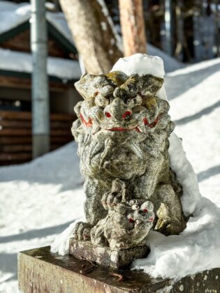 Типична статуя пред японски храм 
