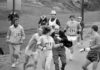 Организаторът Джок Семпъл се опитва да отстрани Катрин Суитцер от трасето на Бостънския маратон, 1967 г.