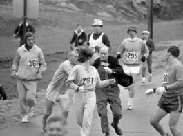 Организаторът Джок Семпъл се опитва да отстрани Катрин Суитцер от трасето на Бостънския маратон, 1967 г.