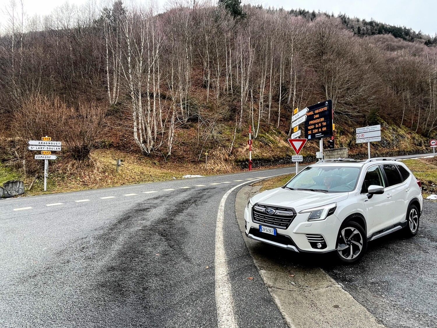 Пътуване до Пиренеите през зимата със Subaru Forester