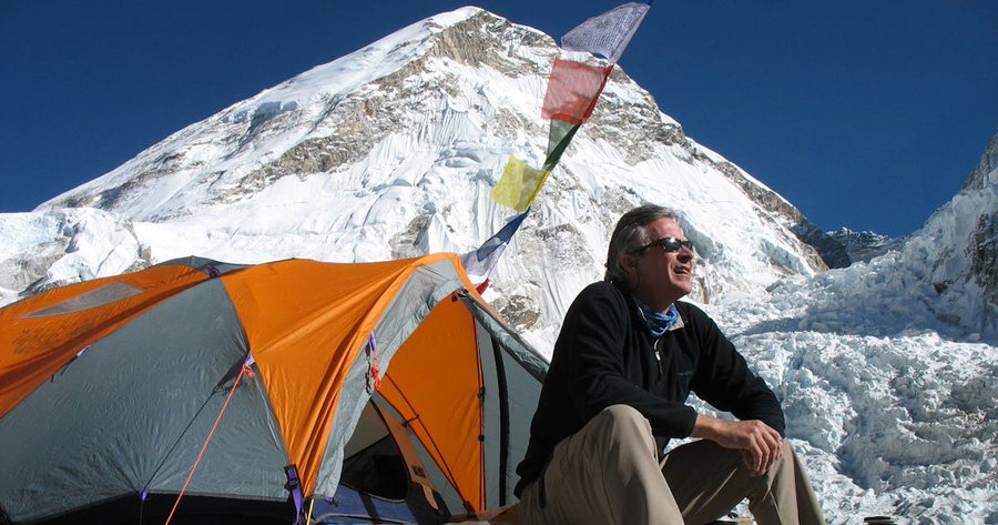 Дейвид Бришиърс пред палатката си в базовия лагер на Еверест
