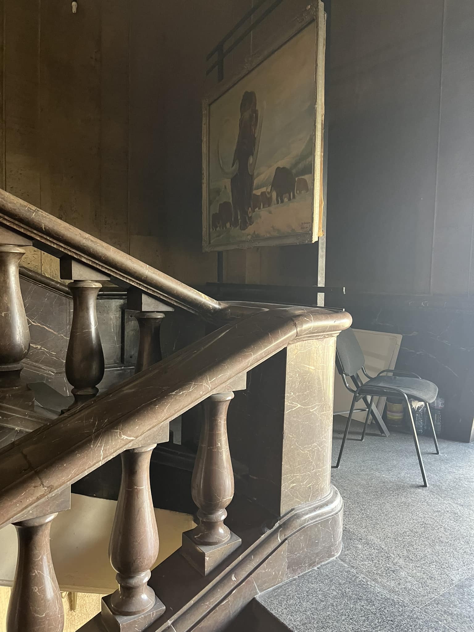 Стълбището към музея. Има стара табела, но не се вижда отникъде и струпаните столове говорят за нещо неактуално…