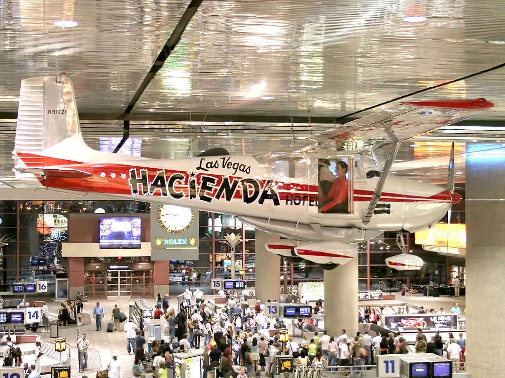 Известната Cessna 172 сега виси над въртележката за багаж на международното летище Хари Рийд в Лас Вегас (LAS).