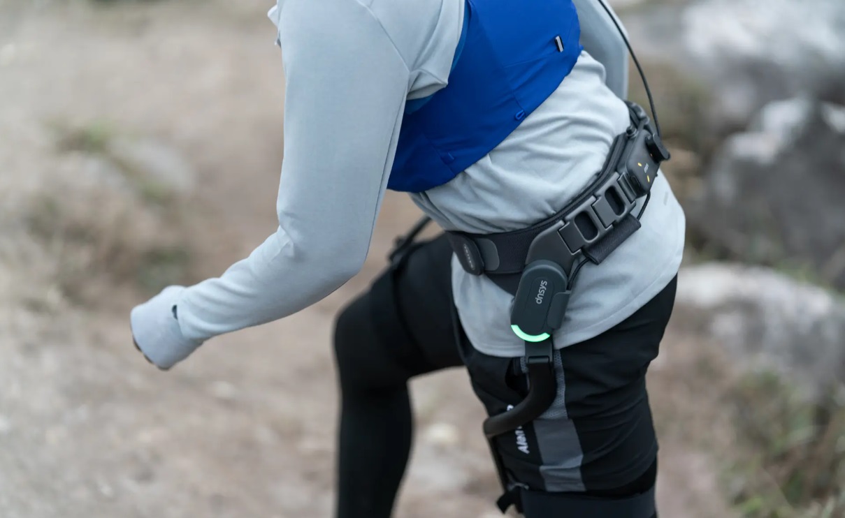 Екзоскелет позволява бягане с 26 км/ч и елиминира тежестта на 38 кг раница