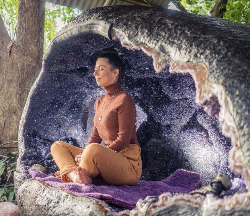 Може да медитирате в аметистовата пещера
