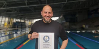 Петър Стойчев със сертификата то "Гинес" за най-бързо завършване на Oceans Seven