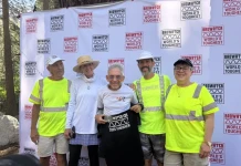 Боб Бекър (в средата) - най-възрастният човек, на 80 г., финиширал Badwater 135 Ultramarathon.