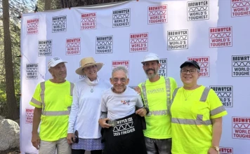 Боб Бекър (в средата) - най-възрастният човек, на 80 г., финиширал Badwater 135 Ultramarathon.