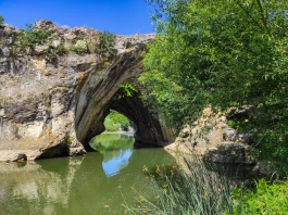 Скално образувание Дупката, Ъглен
