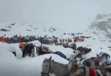 Туристи, блокирани в подножието на Еверест