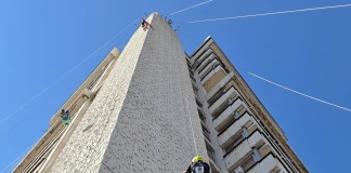 Незрящият Виктор Асенов се изкачи 60 м по фасадата на най-високата сграда в Пазарджик