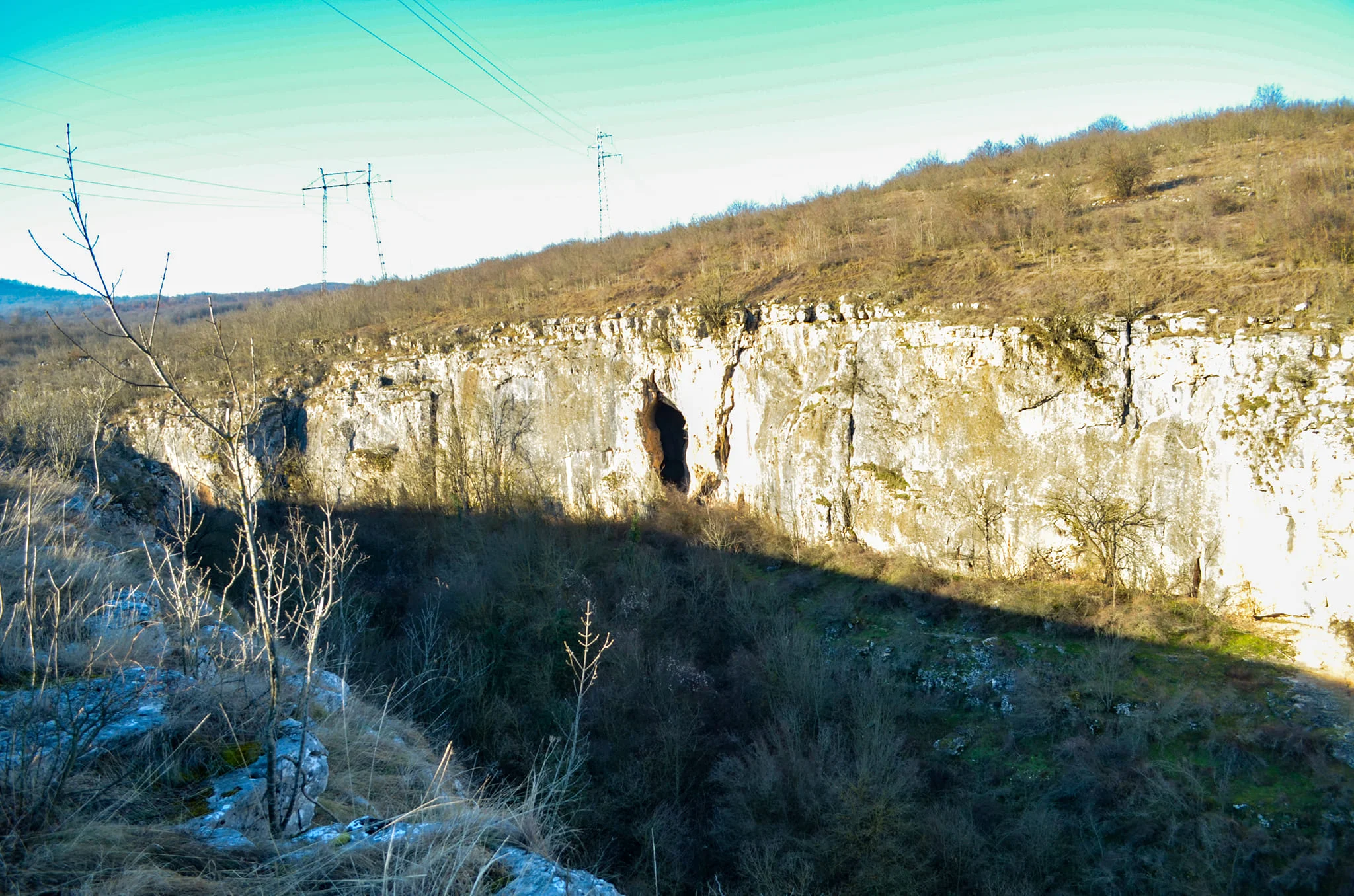 Задънен дол - пещера Контрабаса