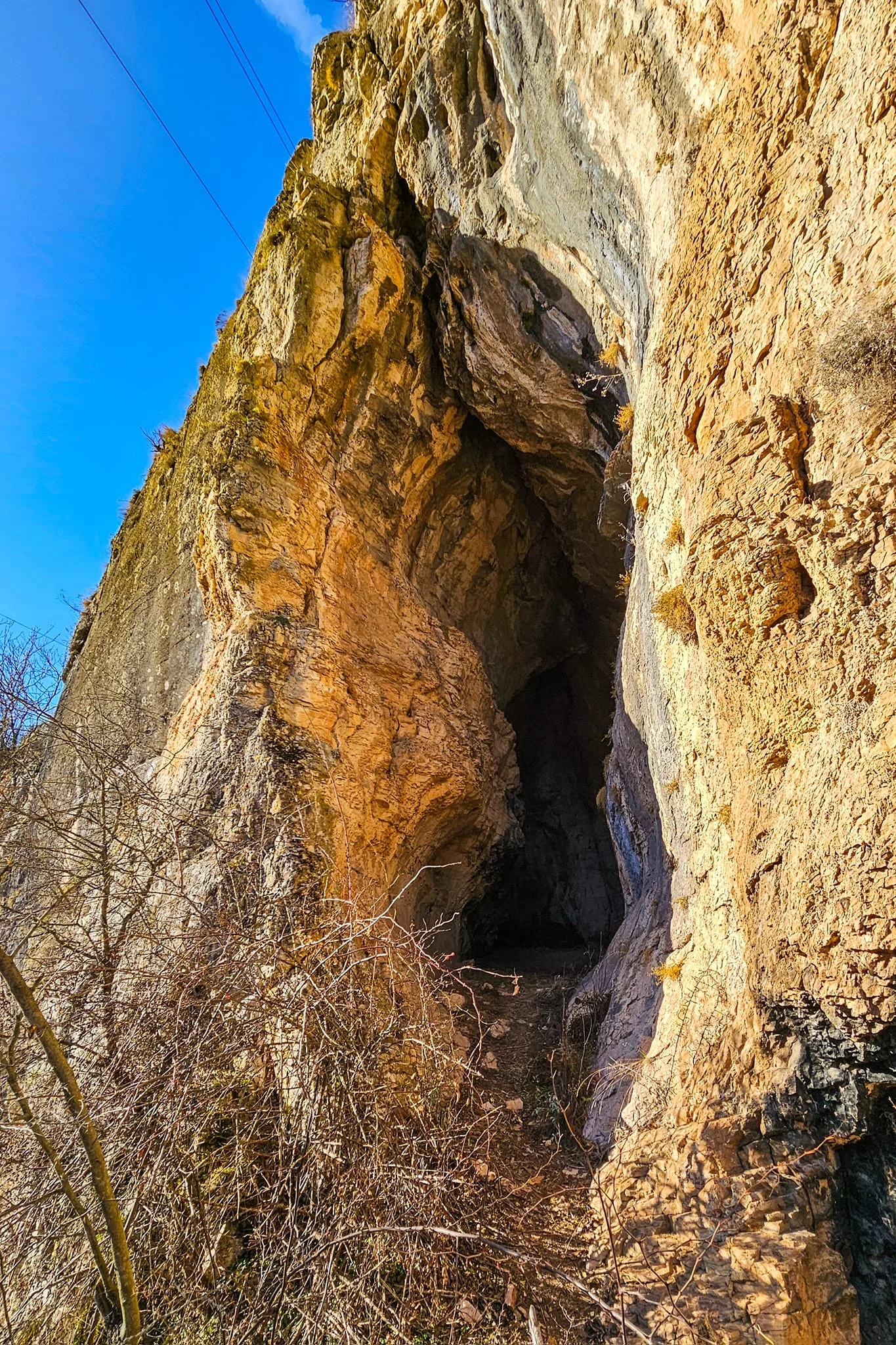 Входът на пещера Контрабаса
