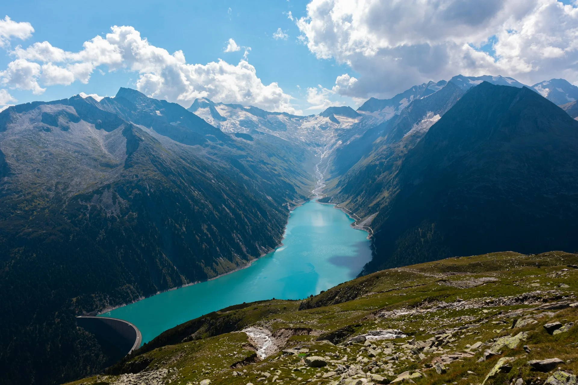 Гледка към яз. Шлегайс, от пътеката към хижа Олперерхюте