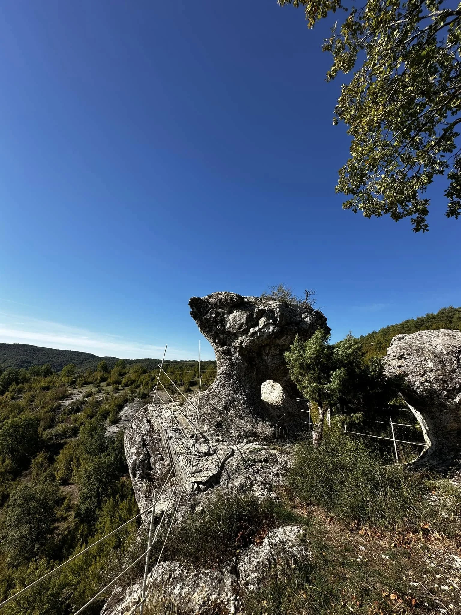 Пробития камък