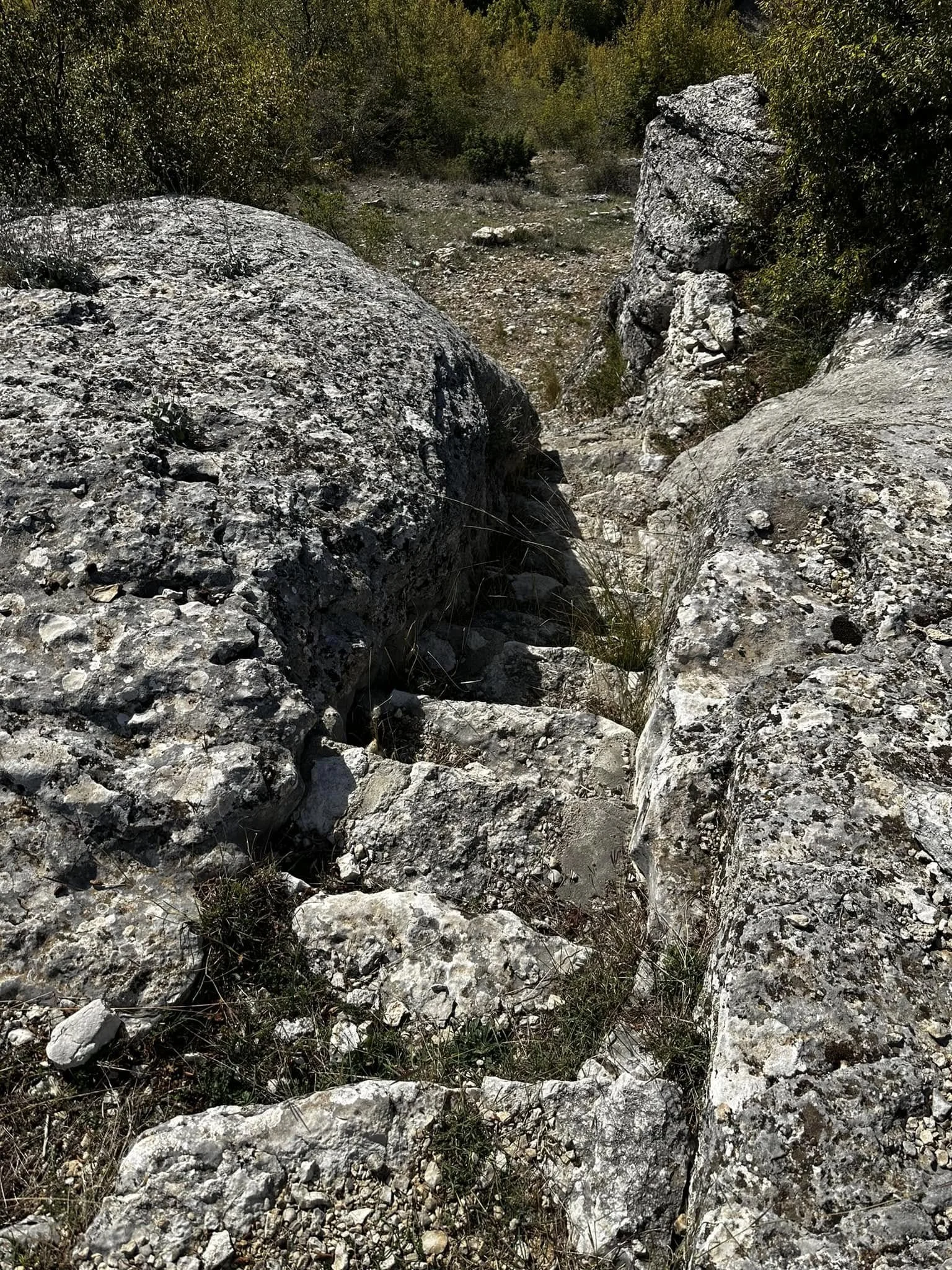 Пробития камък