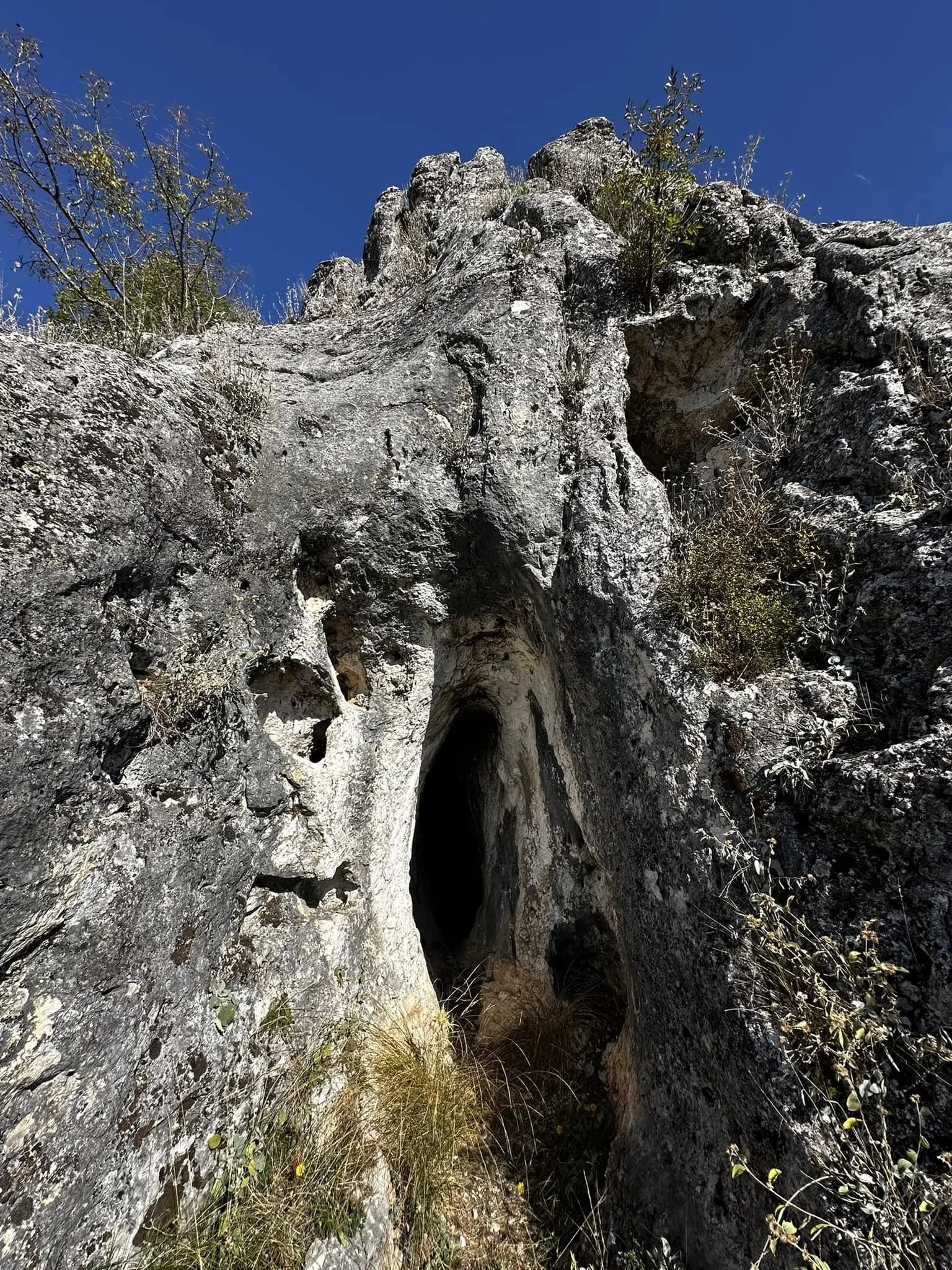 Пещера до Пробития камък