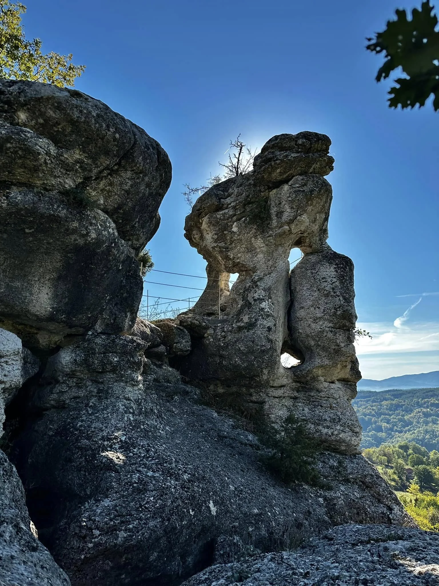 Пробития камък